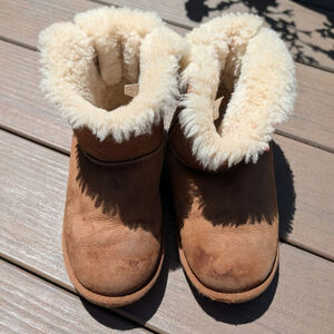 Womens UGG® Mini Bailey Bow II Boot - Chestnut Size 4